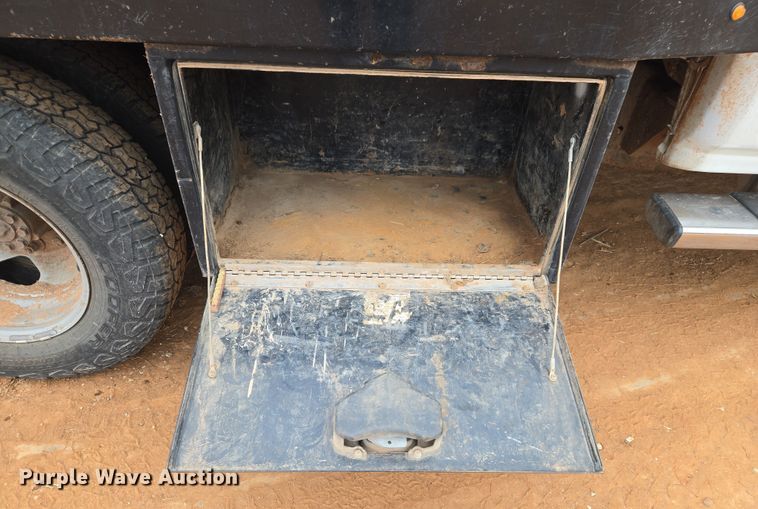 image for item ET1173 2017 Chevrolet Silverado 3500HD Crew Cab flatbed truck