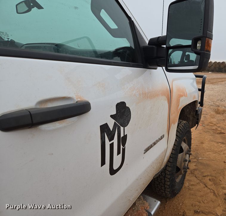 image for item ET1173 2017 Chevrolet Silverado 3500HD Crew Cab flatbed truck