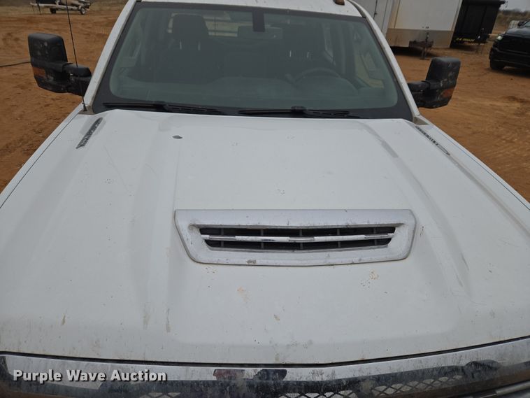 image for item ET1173 2017 Chevrolet Silverado 3500HD Crew Cab flatbed truck