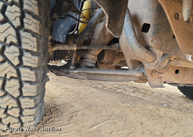 image for item ET1173 2017 Chevrolet Silverado 3500HD Crew Cab flatbed truck