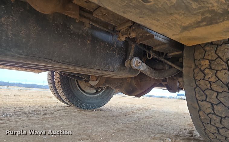 image for item ET1173 2017 Chevrolet Silverado 3500HD Crew Cab flatbed truck