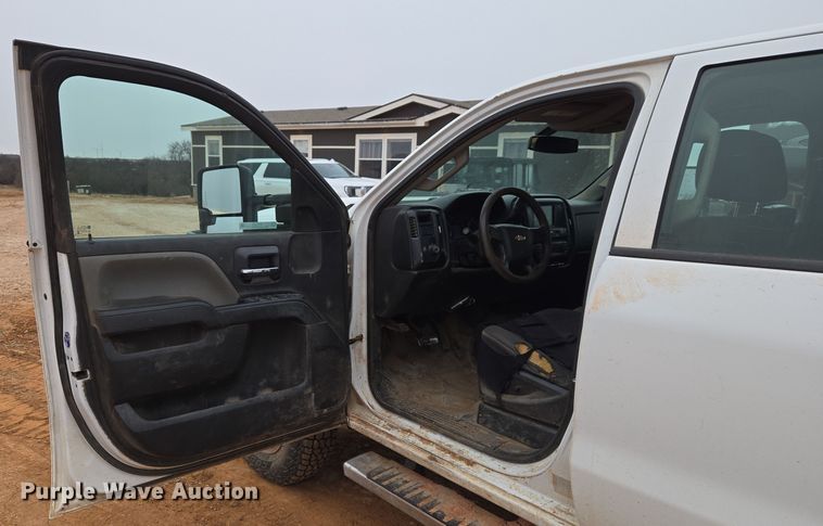 image for item ET1173 2017 Chevrolet Silverado 3500HD Crew Cab flatbed truck