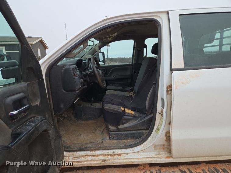 image for item ET1173 2017 Chevrolet Silverado 3500HD Crew Cab flatbed truck