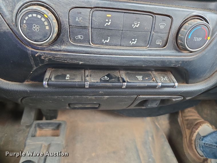 image for item ET1173 2017 Chevrolet Silverado 3500HD Crew Cab flatbed truck