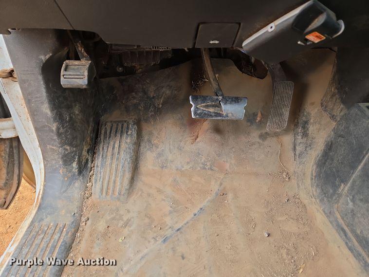 image for item ET1173 2017 Chevrolet Silverado 3500HD Crew Cab flatbed truck