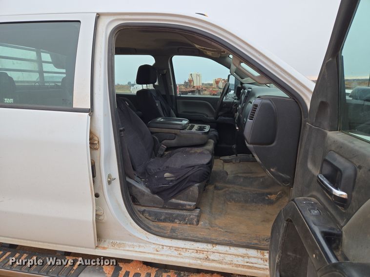 image for item ET1173 2017 Chevrolet Silverado 3500HD Crew Cab flatbed truck