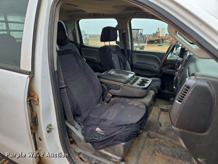 image for item ET1173 2017 Chevrolet Silverado 3500HD Crew Cab flatbed truck