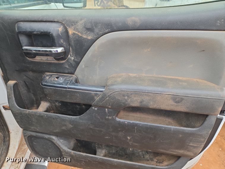 image for item ET1173 2017 Chevrolet Silverado 3500HD Crew Cab flatbed truck