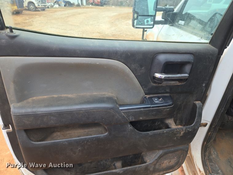 image for item ET1173 2017 Chevrolet Silverado 3500HD Crew Cab flatbed truck