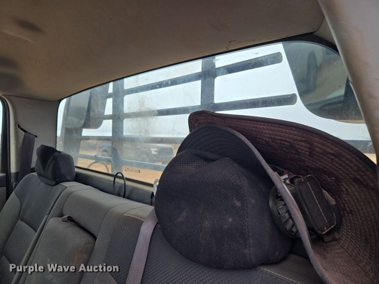 image for item ET1173 2017 Chevrolet Silverado 3500HD Crew Cab flatbed truck