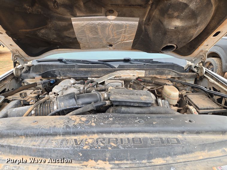 image for item ET1173 2017 Chevrolet Silverado 3500HD Crew Cab flatbed truck