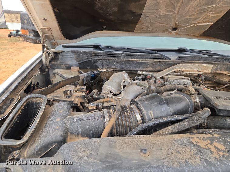 image for item ET1173 2017 Chevrolet Silverado 3500HD Crew Cab flatbed truck