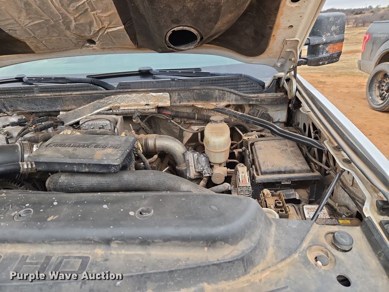 image for item ET1173 2017 Chevrolet Silverado 3500HD Crew Cab flatbed truck