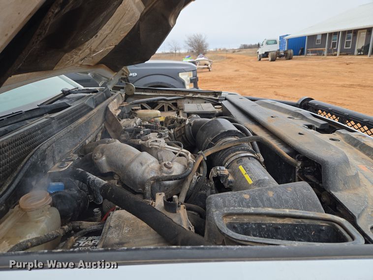 image for item ET1173 2017 Chevrolet Silverado 3500HD Crew Cab flatbed truck