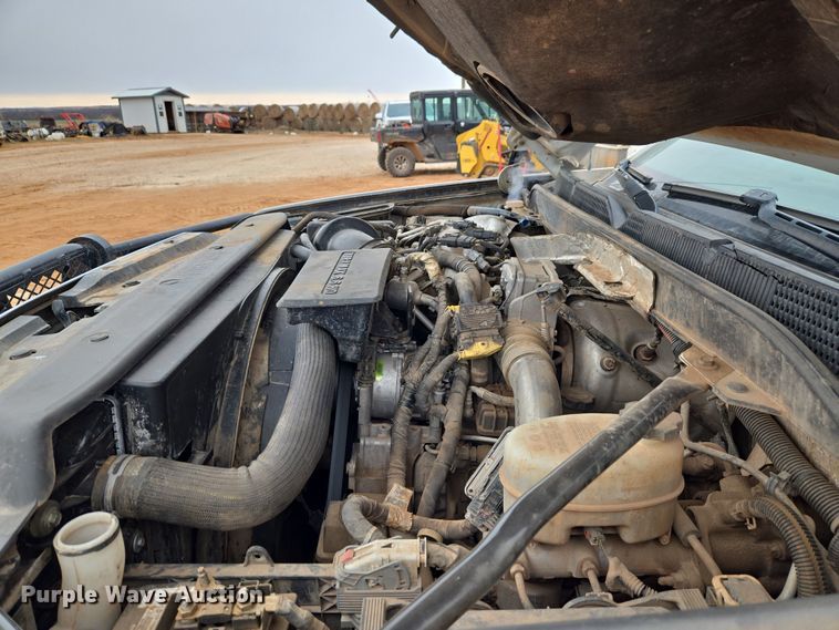 image for item ET1173 2017 Chevrolet Silverado 3500HD Crew Cab flatbed truck