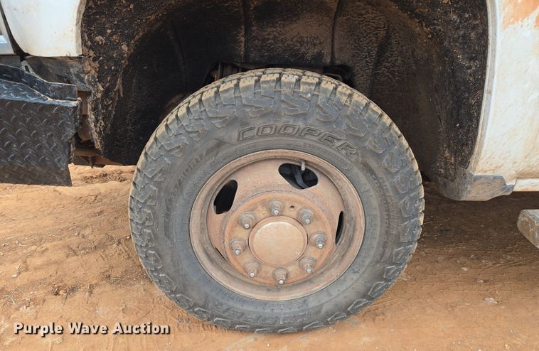 image for item ET1173 2017 Chevrolet Silverado 3500HD Crew Cab flatbed truck