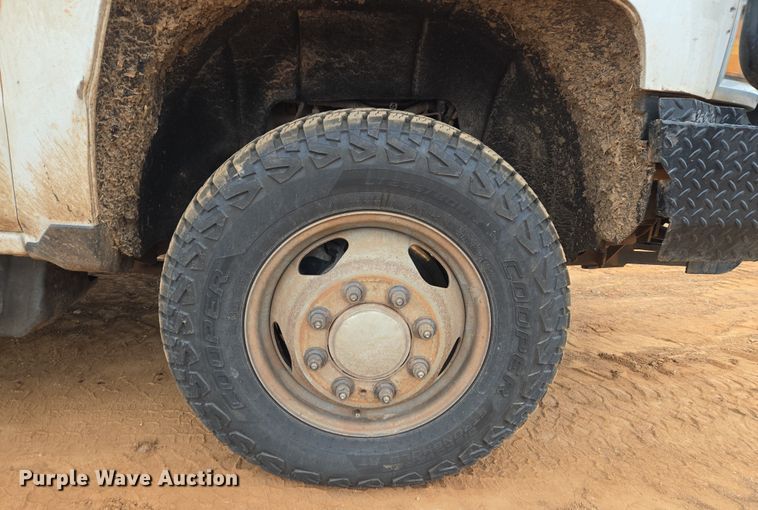 image for item ET1173 2017 Chevrolet Silverado 3500HD Crew Cab flatbed truck