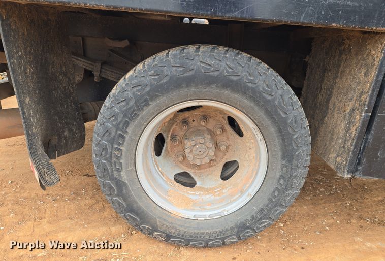 image for item ET1173 2017 Chevrolet Silverado 3500HD Crew Cab flatbed truck