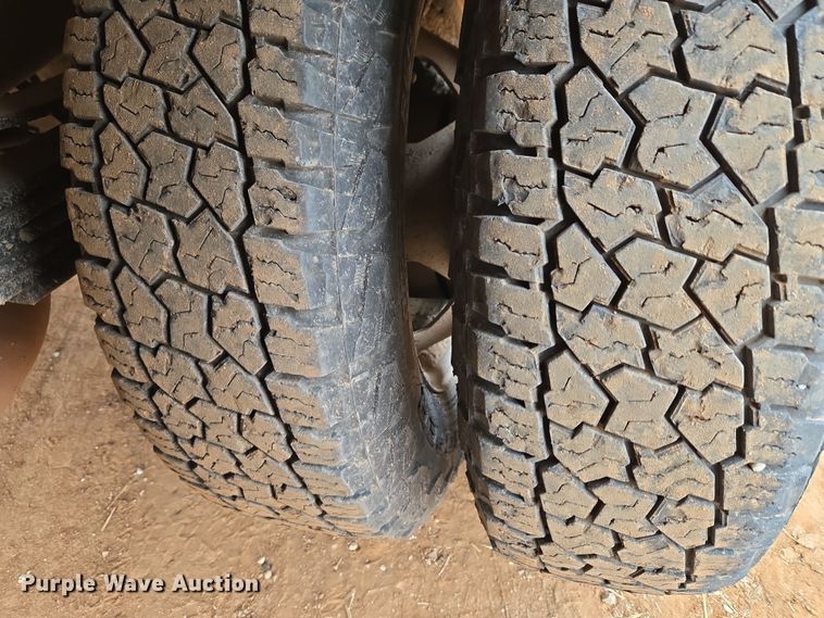 image for item ET1173 2017 Chevrolet Silverado 3500HD Crew Cab flatbed truck