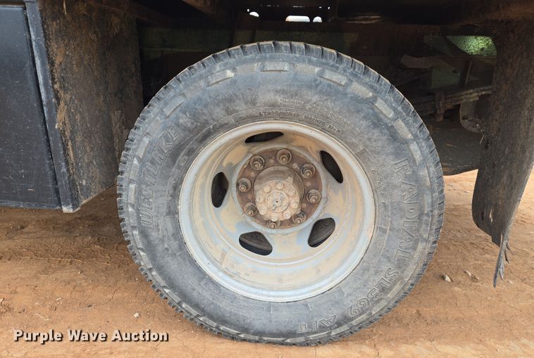 image for item ET1173 2017 Chevrolet Silverado 3500HD Crew Cab flatbed truck