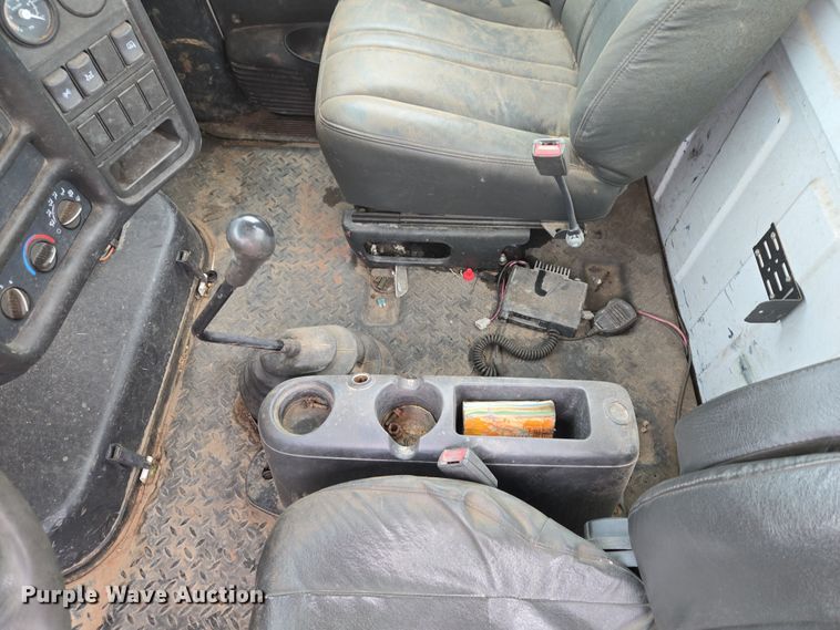 image for item ET1175 2009 Chevrolet C8C truck cab and chassis