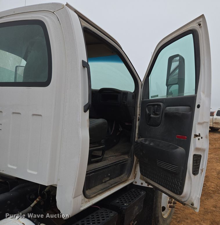 image for item ET1175 2009 Chevrolet C8C truck cab and chassis