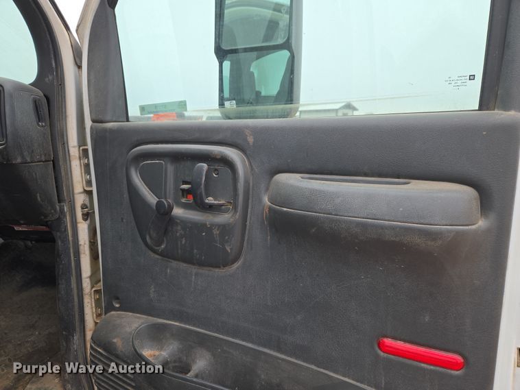 image for item ET1175 2009 Chevrolet C8C truck cab and chassis