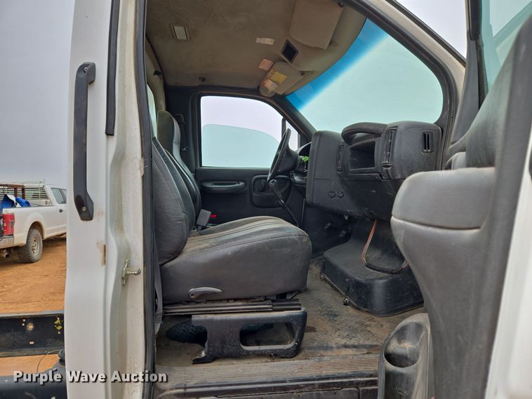 image for item ET1175 2009 Chevrolet C8C truck cab and chassis