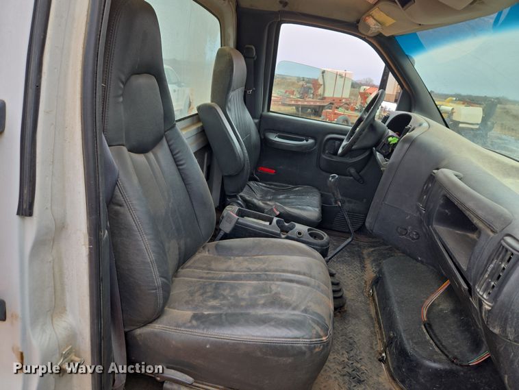 image for item ET1175 2009 Chevrolet C8C truck cab and chassis