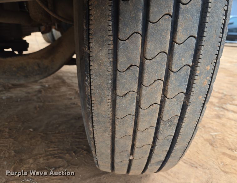 image for item ET1175 2009 Chevrolet C8C truck cab and chassis