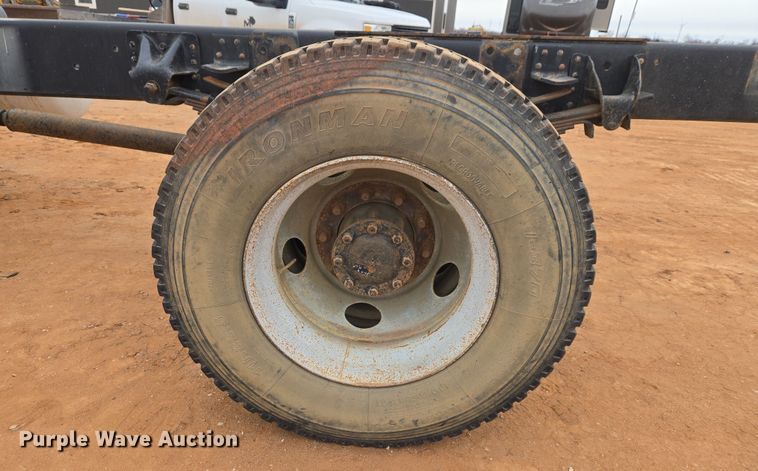 image for item ET1175 2009 Chevrolet C8C truck cab and chassis