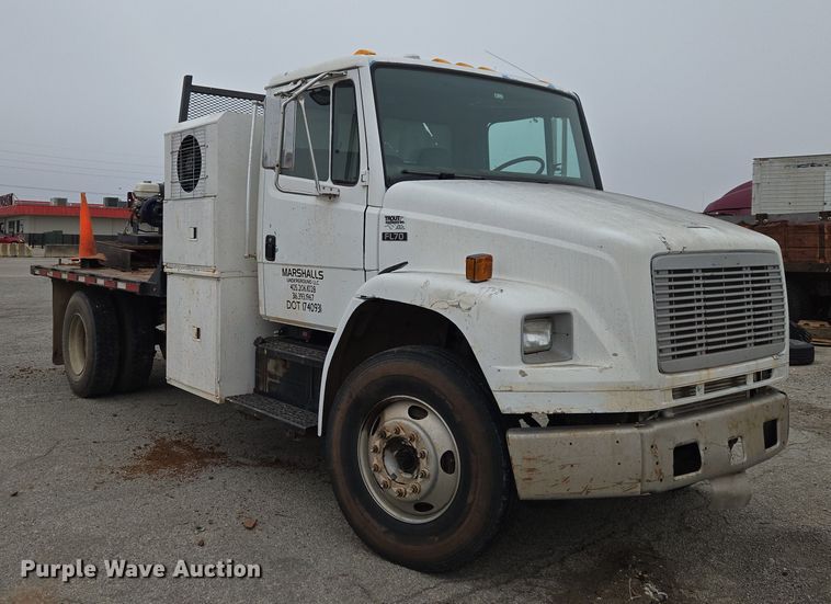 image for item ET1176 2002 Freightliner FL70 flatbed truck