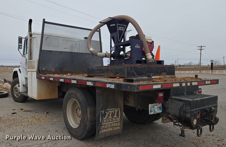 image for item ET1176 2002 Freightliner FL70 flatbed truck