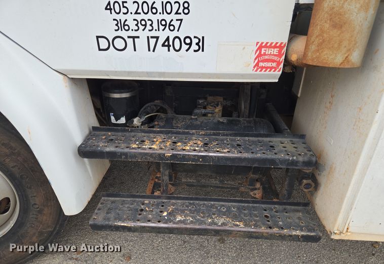 image for item ET1176 2002 Freightliner FL70 flatbed truck