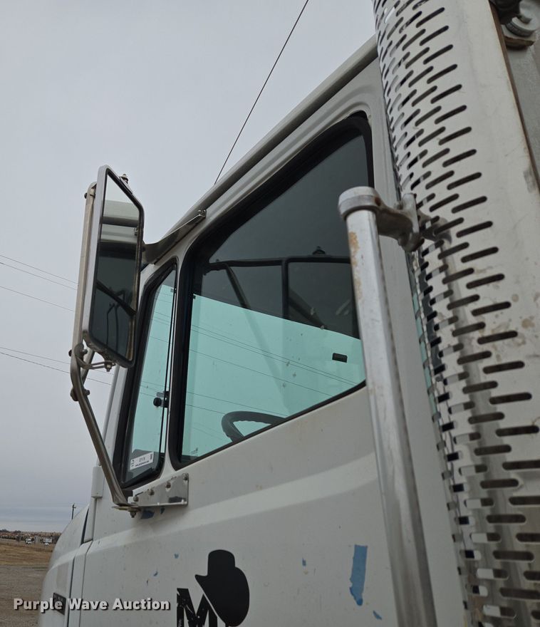 image for item ET1176 2002 Freightliner FL70 flatbed truck