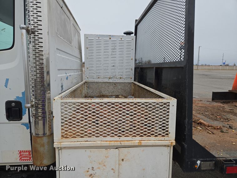 image for item ET1176 2002 Freightliner FL70 flatbed truck