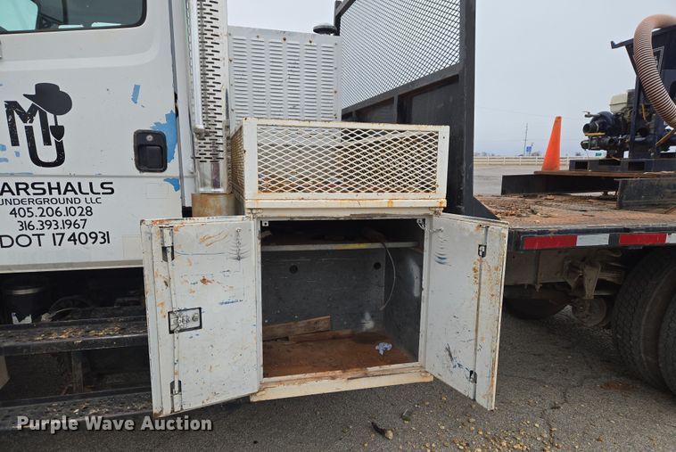 image for item ET1176 2002 Freightliner FL70 flatbed truck