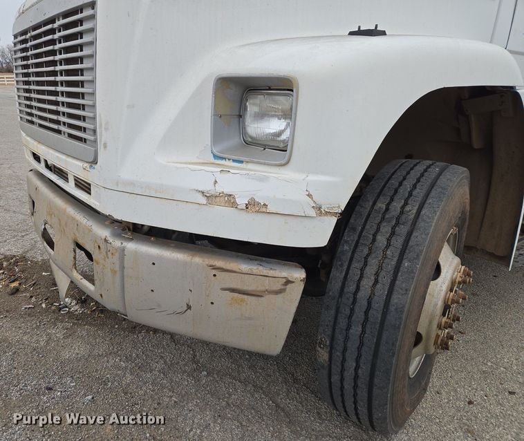 image for item ET1176 2002 Freightliner FL70 flatbed truck