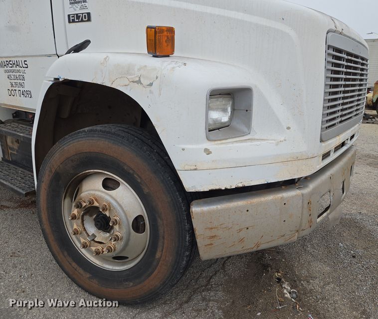 image for item ET1176 2002 Freightliner FL70 flatbed truck