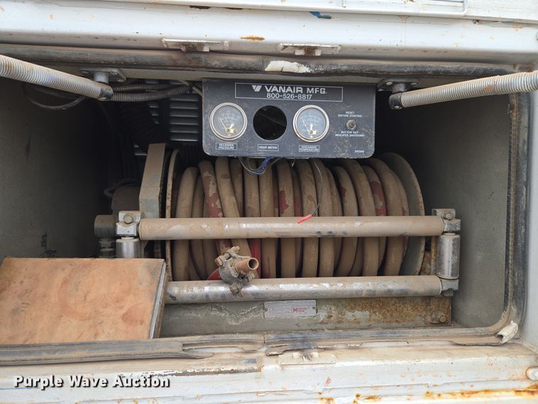 image for item ET1176 2002 Freightliner FL70 flatbed truck