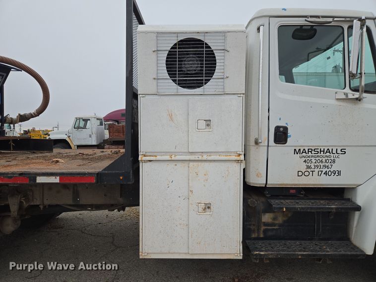 image for item ET1176 2002 Freightliner FL70 flatbed truck