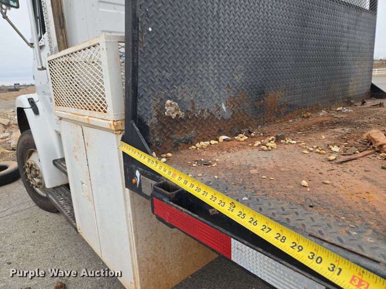 image for item ET1176 2002 Freightliner FL70 flatbed truck