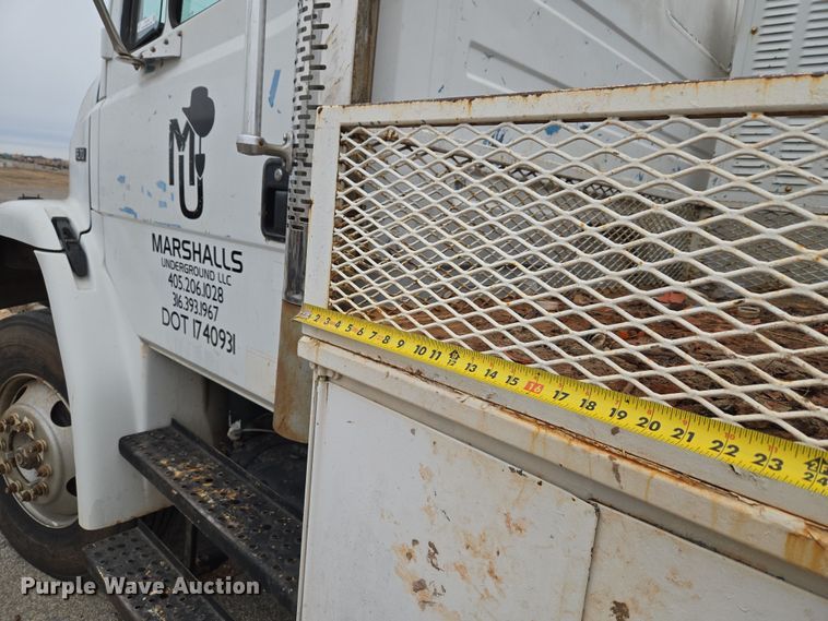 image for item ET1176 2002 Freightliner FL70 flatbed truck