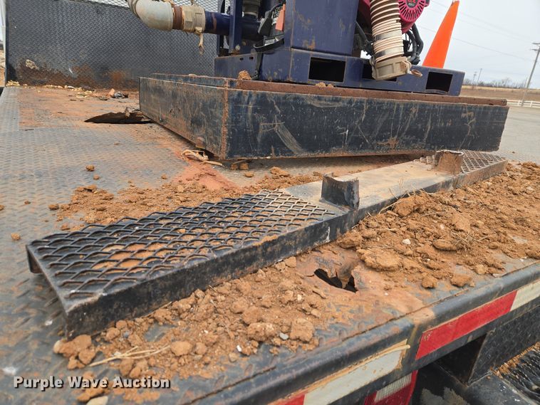 image for item ET1176 2002 Freightliner FL70 flatbed truck