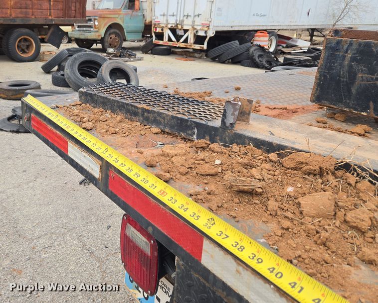 image for item ET1176 2002 Freightliner FL70 flatbed truck