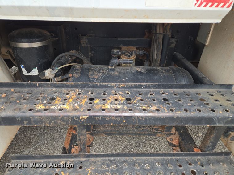 image for item ET1176 2002 Freightliner FL70 flatbed truck