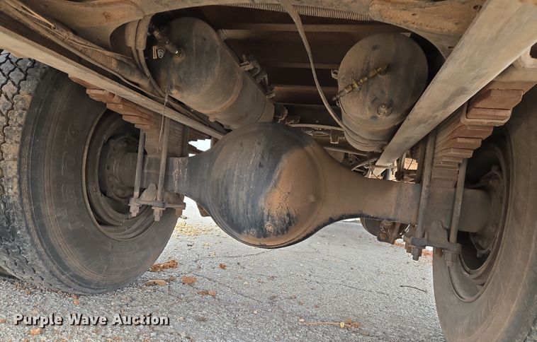 image for item ET1176 2002 Freightliner FL70 flatbed truck