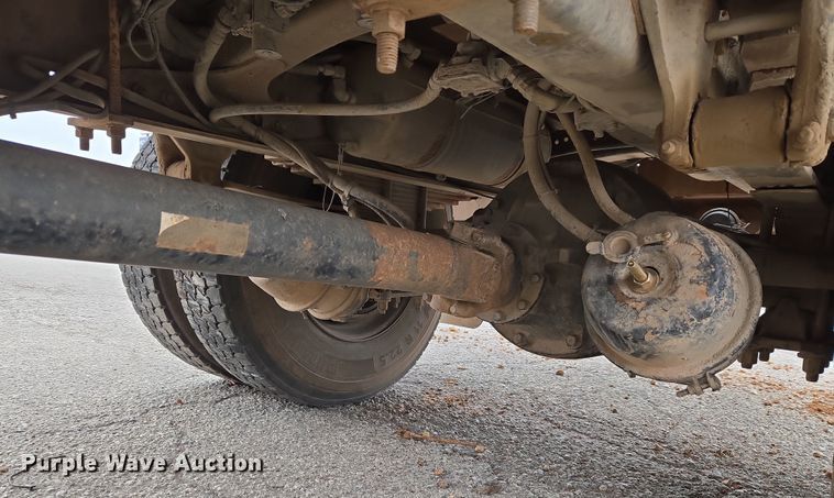 image for item ET1176 2002 Freightliner FL70 flatbed truck