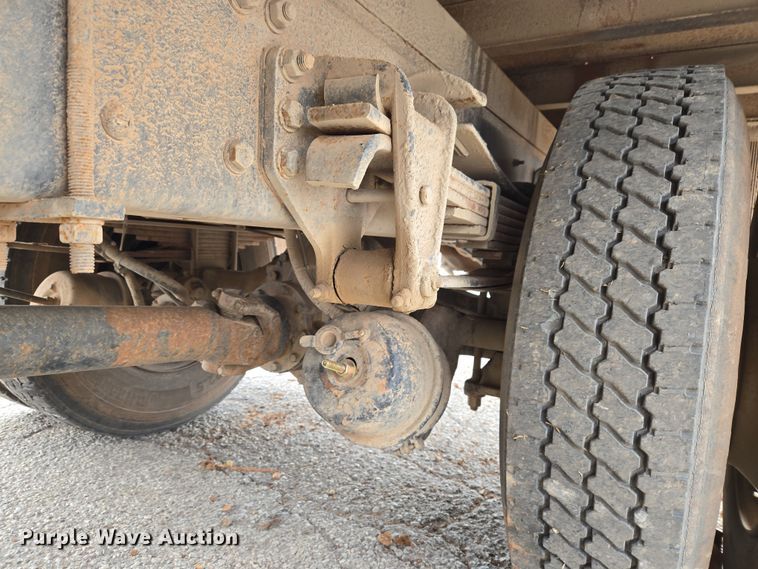 image for item ET1176 2002 Freightliner FL70 flatbed truck