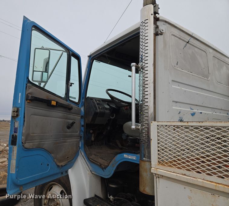 image for item ET1176 2002 Freightliner FL70 flatbed truck